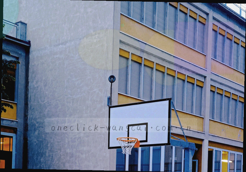 上海城市剪影与抽象街道网格的插画，用于呈现寄送地址所在城市的氛围